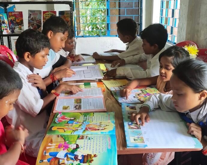 শিক্ষকদের উদ্যোগে লাইব্রেরীর ব্যাবস্থা গোয়ালপোখরের বনবাড়ি-কামাত প্রাথমিক বিদ্যালয়ে