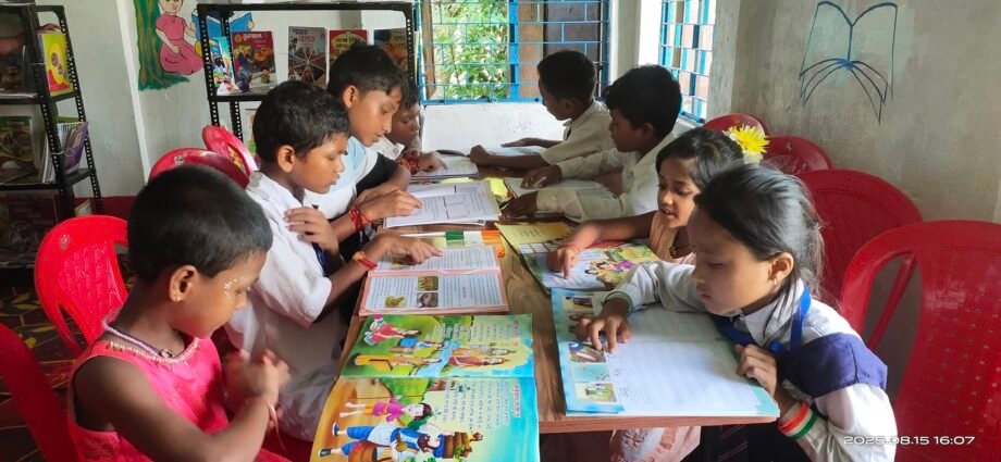 শিক্ষকদের উদ্যোগে লাইব্রেরীর ব্যাবস্থা গোয়ালপোখরের বনবাড়ি-কামাত প্রাথমিক বিদ্যালয়ে