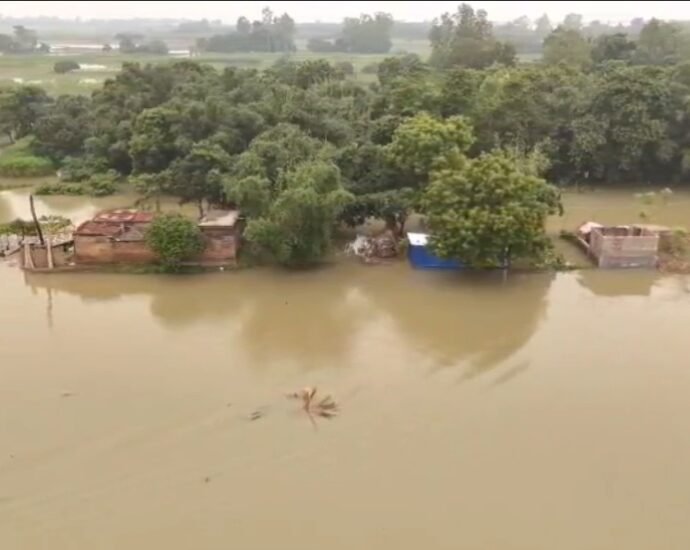 ফারাক্কা ব্যারেজের জল বিপদ সীমার উপরে, আশঙ্কা