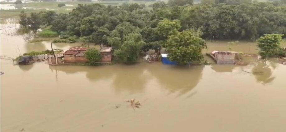ফারাক্কা ব্যারেজের জল বিপদ সীমার উপরে, আশঙ্কা
