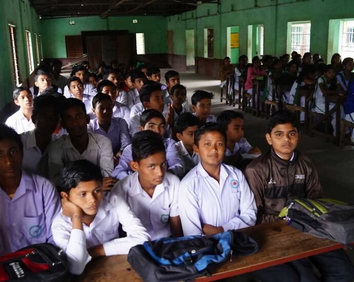 স্কুলে ১০ লাখ শূন্যপদ, শিক্ষার মানে অবনতি