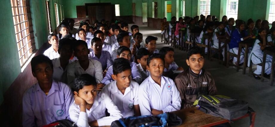 স্কুলে ১০ লাখ শূন্যপদ, শিক্ষার মানে অবনতি